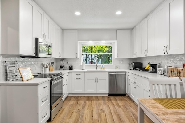 Refrigerador, microondas, horno, placa de cocina