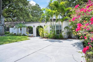Property grounds - South Tampa Gem House with Home Office, Gym and Gazebo (Tampa)
