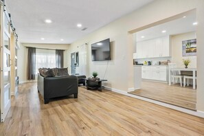 Smart TV, computer monitors, printers - South Tampa Gem House with Home Office, Gym and Gazebo (Tampa)