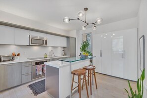 Køleskab, mikrobølgeovn, ovn, kogeplade