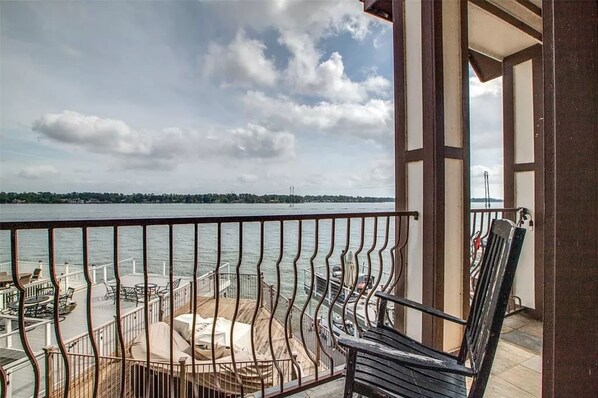 Terrace/patio - Lakefront with dock, close to April Sound Country Club. BBQ Grill, Laundry (Montgomery)