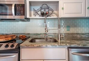 Frigorífico, microondas, horno y placa de cocina