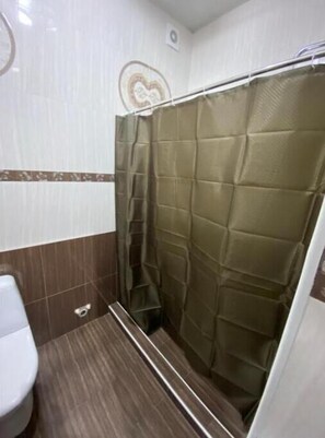 Douche, séchoir à cheveux, serviettes fournies, savon