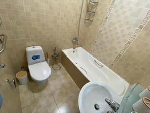 Douche, sèche-cheveux, serviettes fournies, savon