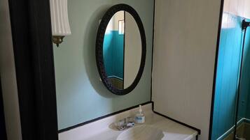 Dusche, umweltfreundliche Kosmetikartikel, Seife, Toilettenpapier