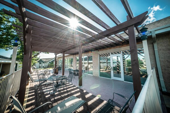 Outdoor dining - 2BR Branson Condo • Sunroom + Air Hockey • Golf & Ticket Discounts (Branson)