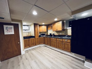 Een koelkast, een magnetron, een oven, een kookplaat