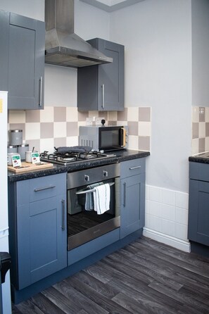 Kjøleskap, mikrobølgeovn, ovn og kokeplater