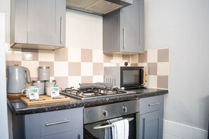 Réfrigérateur, four à micro-ondes, un four, surface de cuisson