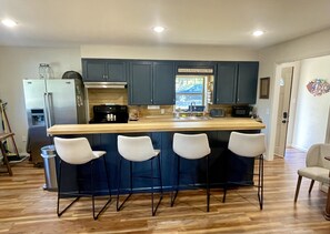 Kylskåp, mikrovågsugn, ugn och spishäll