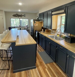 Kylskåp, mikrovågsugn, ugn och spishäll