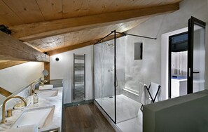 Serviettes fournies, papier toilette