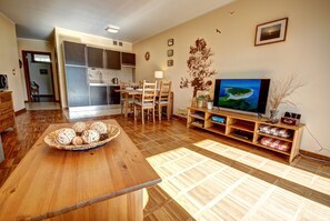 Standard Apartment | Iron/ironing board, free WiFi, bed sheets