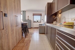 Eenvoudige studio | Privékitchenette | Een koelkast met diepvriezer, een kookplaat, een waterkoker