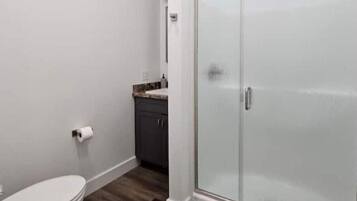 Douche, sèche-cheveux, serviettes fournies, savon