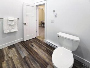 Douche, sèche-cheveux, serviettes fournies, savon