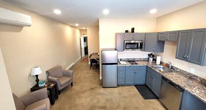 Breckenridge Suites #6 - Cozy 1-Bedroom Suite with Fully Equipped Kitchen