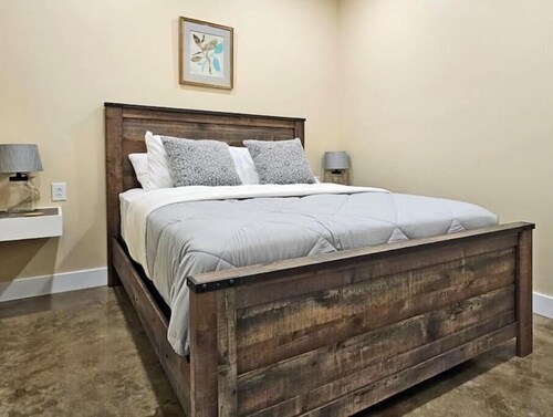 Breckenridge Suites #6 - Cozy 1-Bedroom Suite with Fully Equipped Kitchen