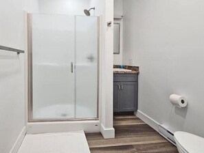 Shower, hair dryer, towels, soap - Breckenridge Suites #3 - Charming 1-Bedroom near Grove City Memorial Park (Grove City)