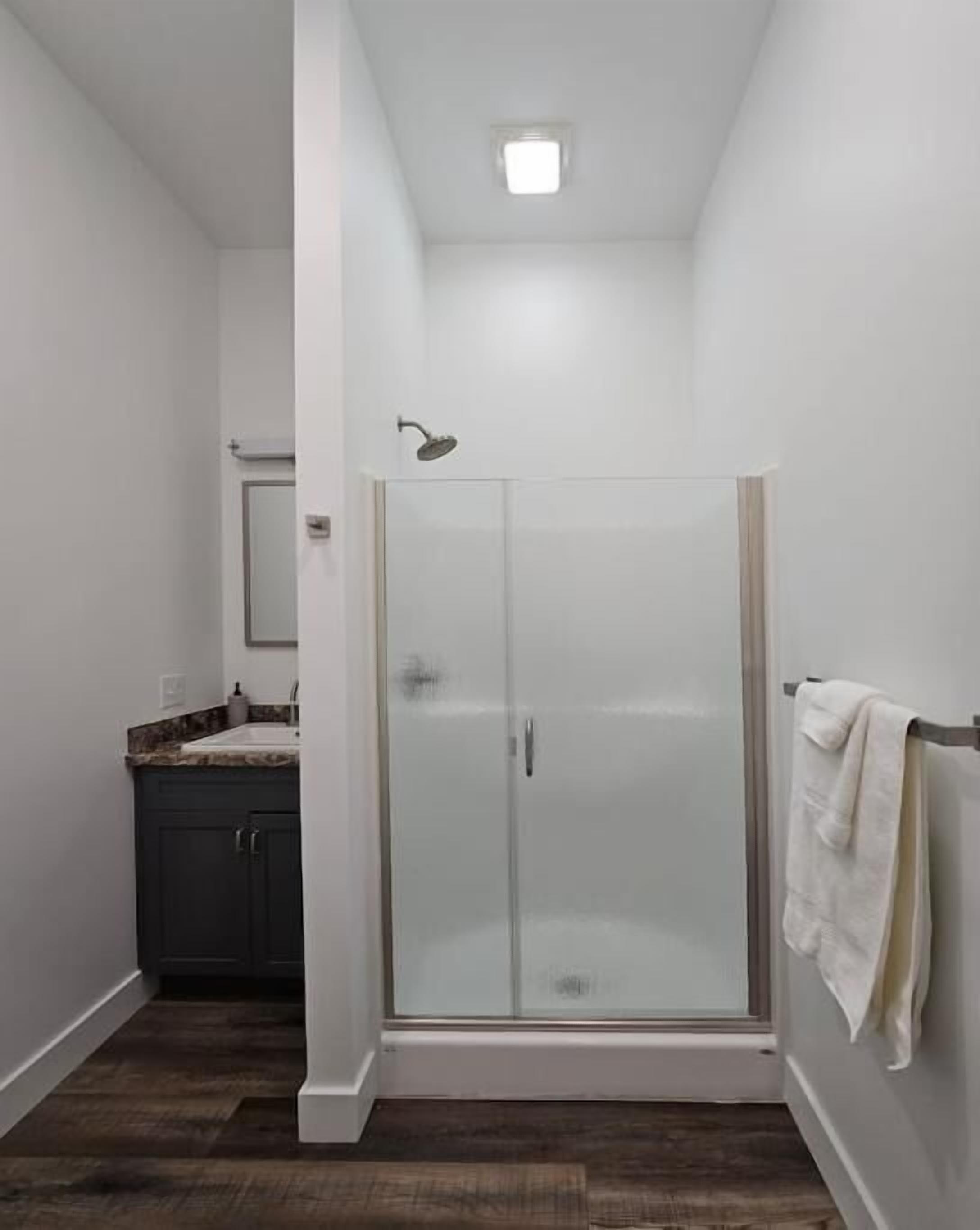 Douche, sèche-cheveux, serviettes fournies, savon
