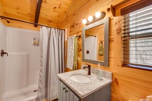 Hair dryer, towels - Waterfront Seneca Cabin ~ 4 Mi to Boat Launch! (Seneca)