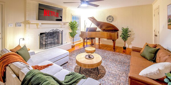 Smart TV, chimenea, futbolito y tenis de mesa 