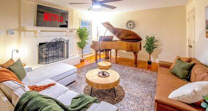 Kirby House: Sleeps 16, King bed, Game Rooms, Gym, Gated/Free Parking