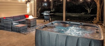 Kirby House: Sleeps 16, King bed, Hot Tub, Game Rooms, Gym, Gated/Free Parking