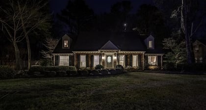 Kirby House: Sleeps 16, King bed, Hot Tub, Game Rooms, Gym, Gated/Free Parking