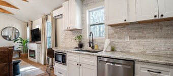 Little White Cozy Cottage 