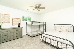 4 habitaciones, escritorio, tabla de planchar con plancha y wifi gratis 