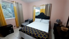 4 quartos, escrivaninha, ferros/tábuas de passar roupa