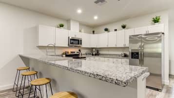 Jääkaappi, mikroaaltouuni, uuni, liesi