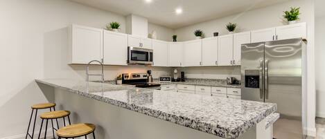 Frigorífic, microones, forn i placa de cuina