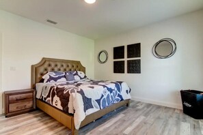 4 bedrooms, desk, iron/ironing board, free WiFi - The Rosezena Experience. (Palmetto)