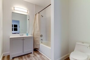 Miljøvennlige toalettsaker, hårføner, håndklær og såpe