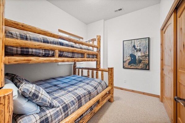 3 slaapkamers, een strijkplank/strijkijzer, gratis wifi, beddengoed