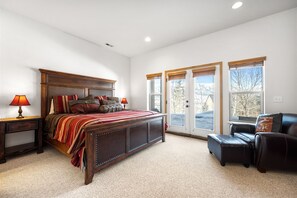 3 عدّة غرف نوم وخدمة الإنترنت وملاءات أسرّة