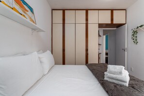 2 bedrooms, iron/ironing board, travel cot, free WiFi