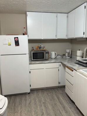 Een koelkast, een microgolfoven, een koffiezetapparaat/waterkoker