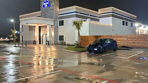 A modern hotel with a stone facade and a sign reading "Palace Inn." - Palace Inn Blue Jones Rd  (Houston)