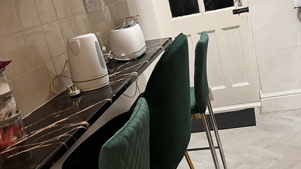 Dining - De Luxe Apartment 1 (Leicester)