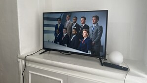 Television - De Luxe Apartment 1 (Leicester)