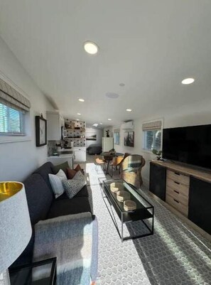 Smart TV, stereo - "Canyon View" Casita with tennis/trails/terrace/FULL kitchen (Encinitas)