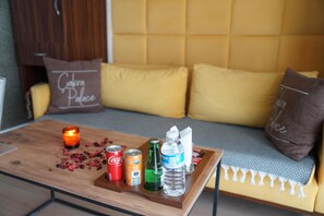 Familienapartment, 1 Queen-Bett und Schlafsofa | Wohnbereich | Flachbildfernseher