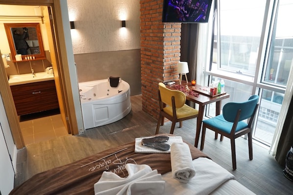 Deluxe Apartment | Premium bedding, in-room safe, desk, laptop workspace - ÇAKRA PALACE (Istanbul)