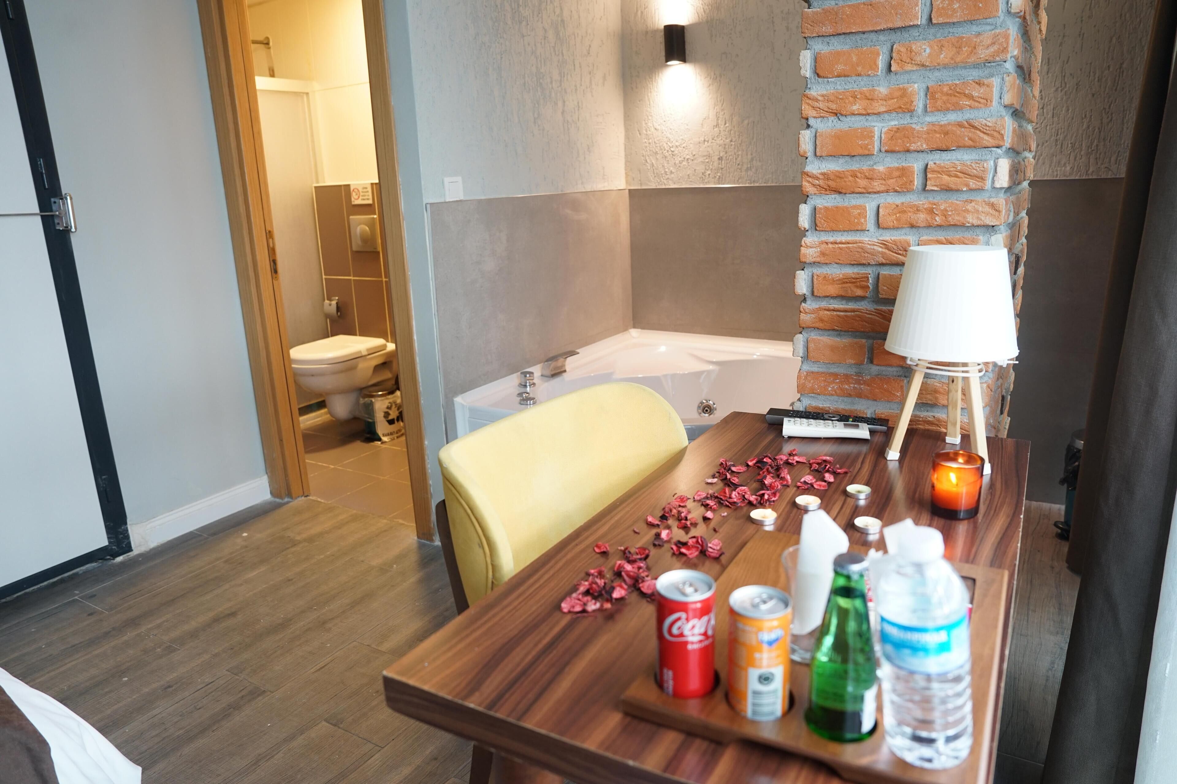 Suite monolocale Exclusive, vasca da bagno | Area soggiorno | TV a schermo piatto