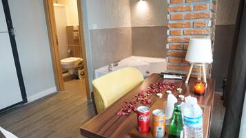 Suite monolocale Exclusive, vasca da bagno | Area soggiorno | TV a schermo piatto