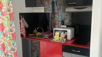 Jääkaappi, mikroaaltouuni, uuni, liesi