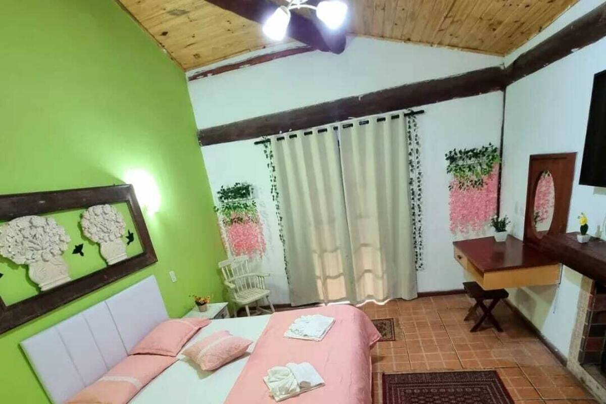 Un dormitorio con dos camas, un escritorio y una silla.